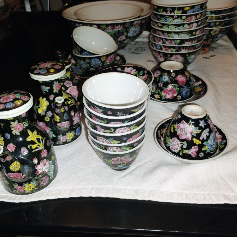 Vintage 37 PC. Jingdezhen Chinese famille rose noire